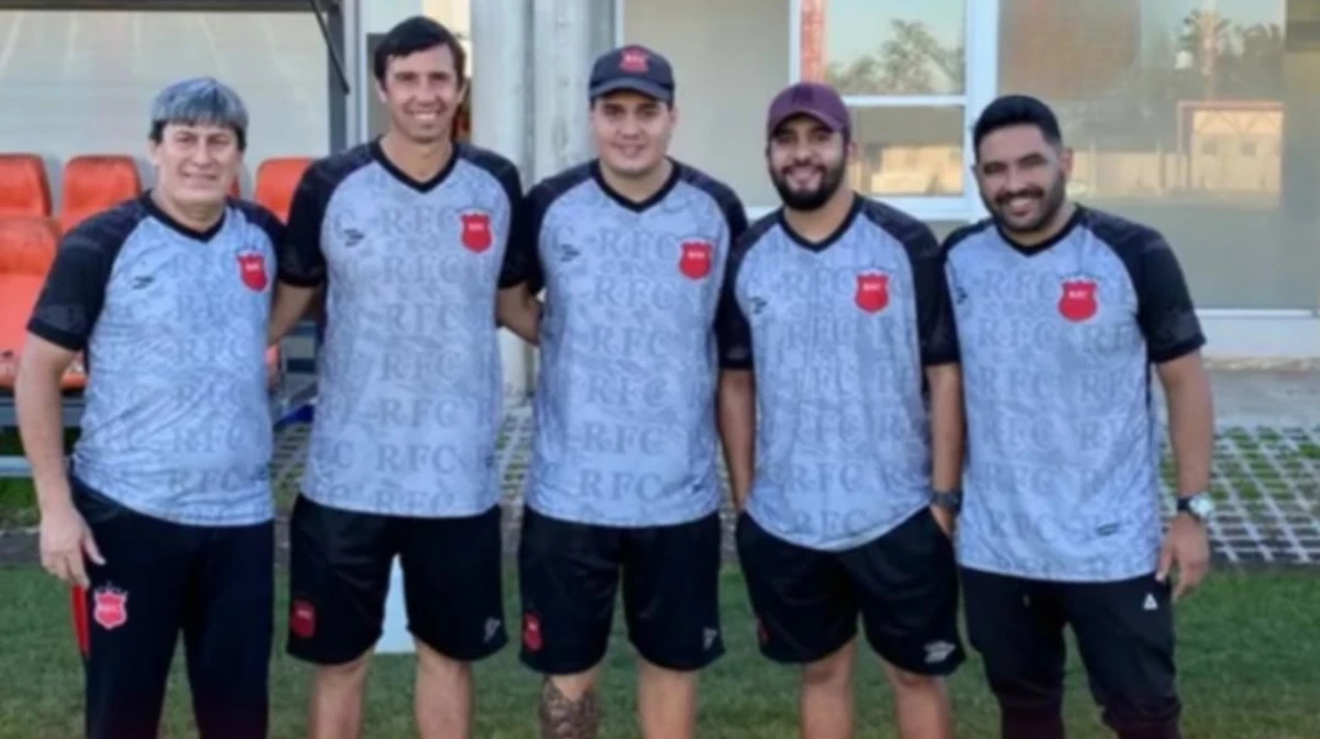 Lucas Batistuta (centro), con su cuerpo técnico de Romang de Reconquista (Foto: IG@romangfc_oficial).