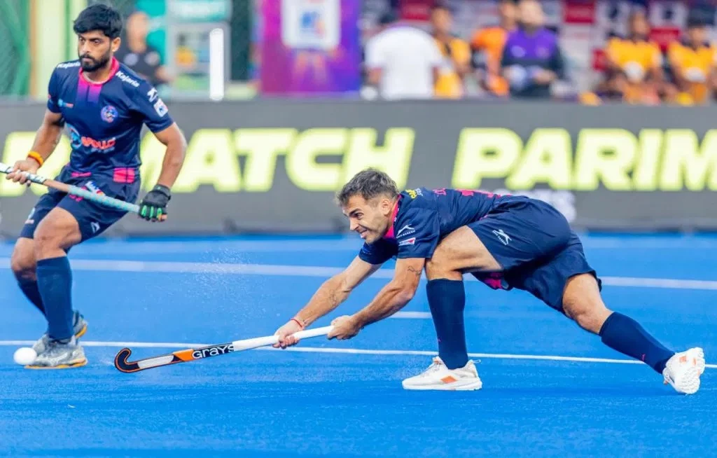 Foto:@HockeyIndiaLeag. El cordobés Dómene y su costumbre de anotar. Su gol no alcanzó para impedir la paliza del Ranchi Royals, que se impuso por 6-2