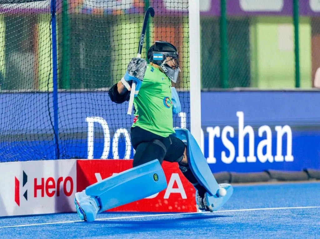 Foto:@HockeyIndiaLeag. El arquero Tomás Santiago fue la figura del triunfo de SG Pipers