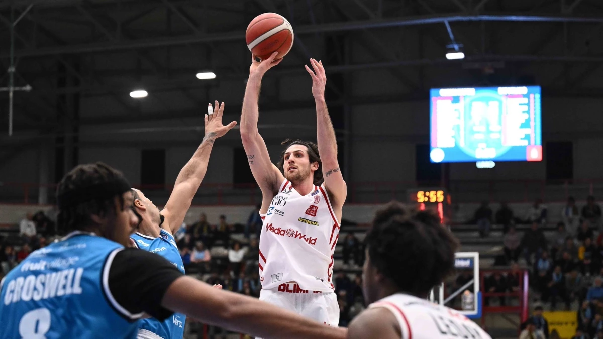 Foto:@OlimpiaMI1936. El cordobés Bolmaro aportó en el triunfo del Olimpia Milano frente a Nápoli por el básquetbol de Italia