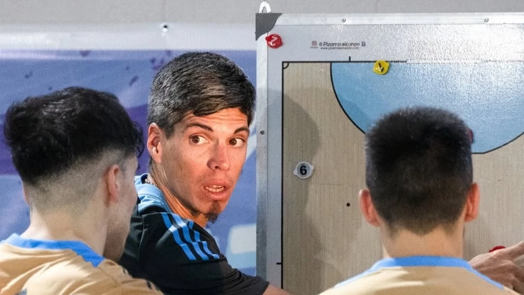 Mati Lucuix tendrá que sacar a tres jugadores para la lista definitiva. Foto: AFA.