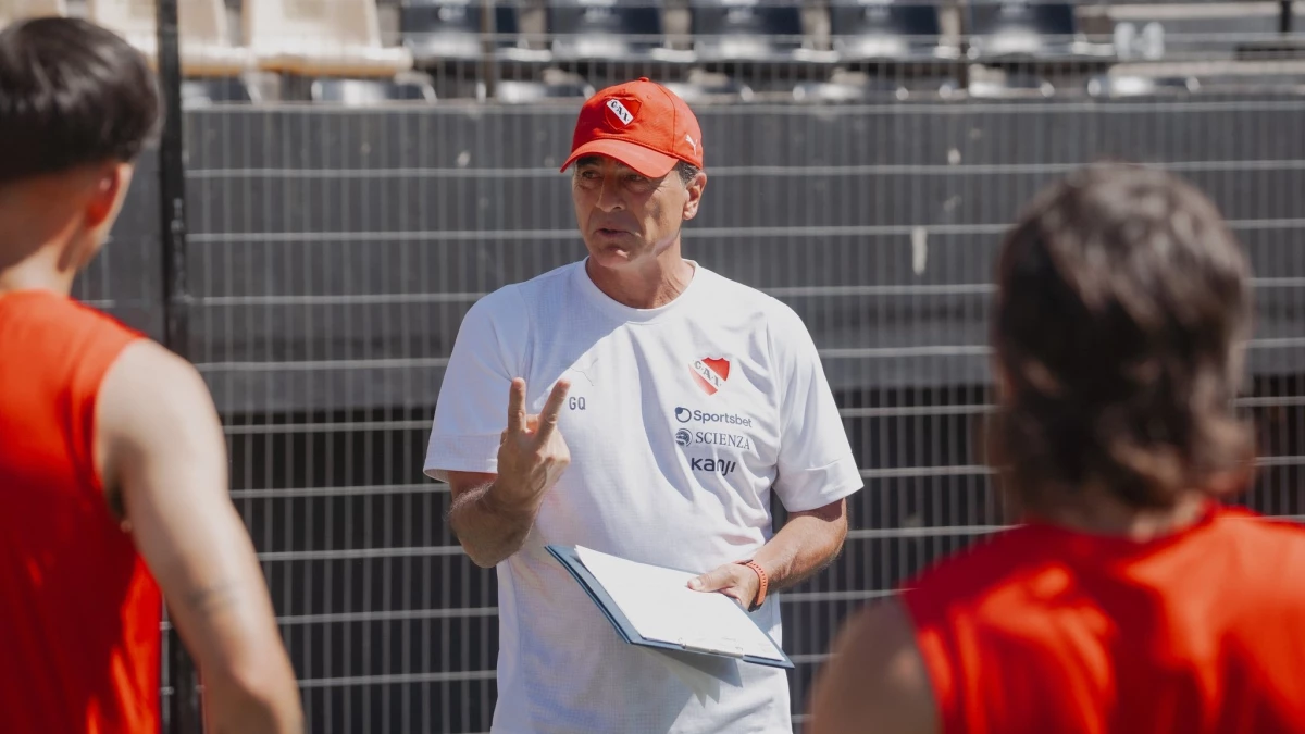 Foto: Gustavo Quinteros quiere sumar un lateral por derecha y un centrodelantero para reforzar el plantel&nbsp;