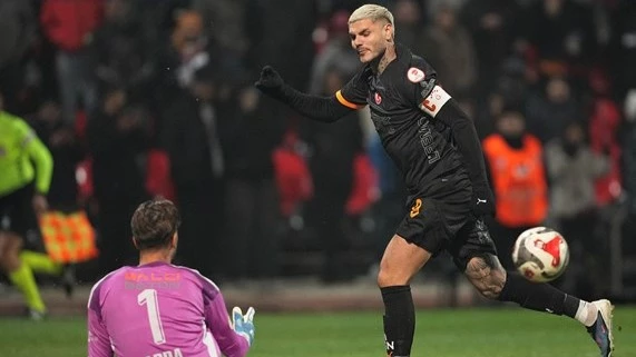 Icardi en una oportunidad perdida ante Arda Akbulut. foto: @galatasaray.