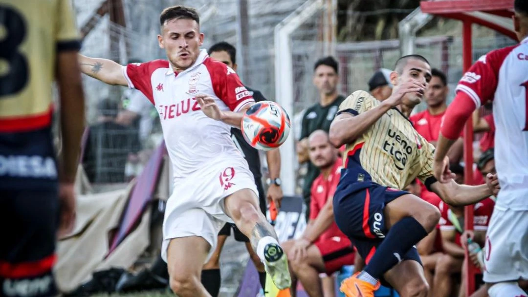 Foto:Leandro Lescano pelea la pelota para un Huracán que comenzó el año goleando por 4 a 0 a Cerro Porteño en Montevideo