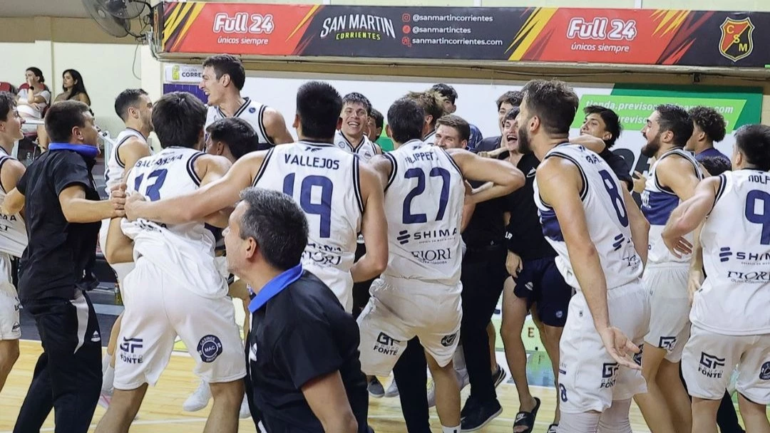 Foto: Algarabía de los jugadores de Independiente de Oliva por la agónica clasificación a la Copa Islas Malvinas.