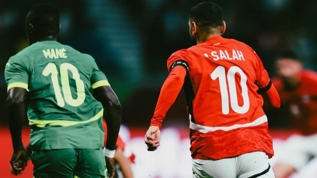Mane y Salah buscan la pelota en la semifinal africana. foto: @caf_online.