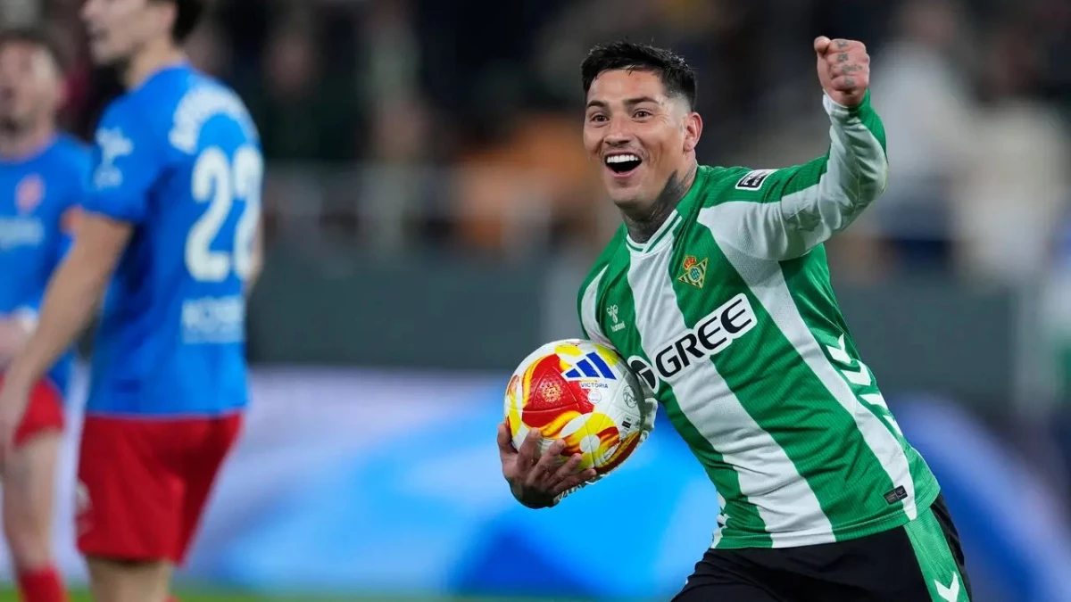 Chimy Avila marcó los dos goles de la victoria de Betis en una tarde notable. foto: @rfef.