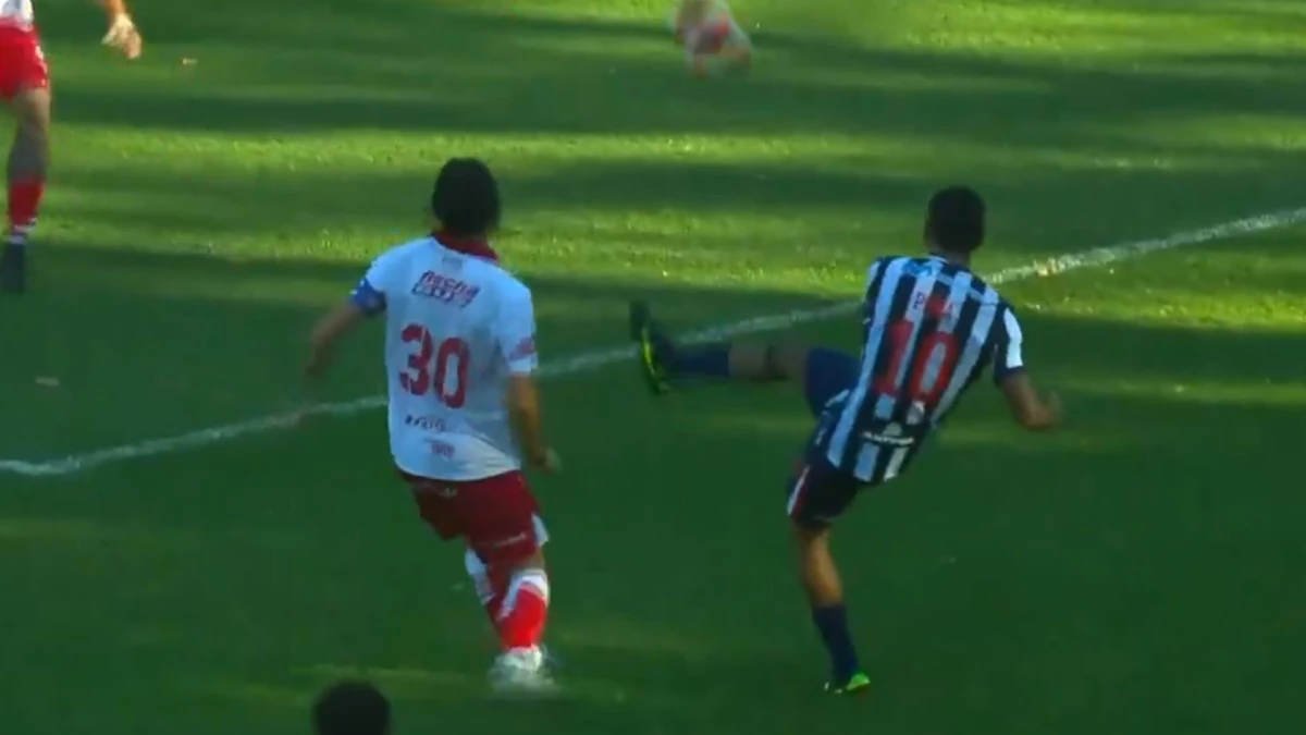 Foto: El defensor de Alianza, Sergio Peña, marcó un gol en el arranque del partido que favoeció el planteo de Unión