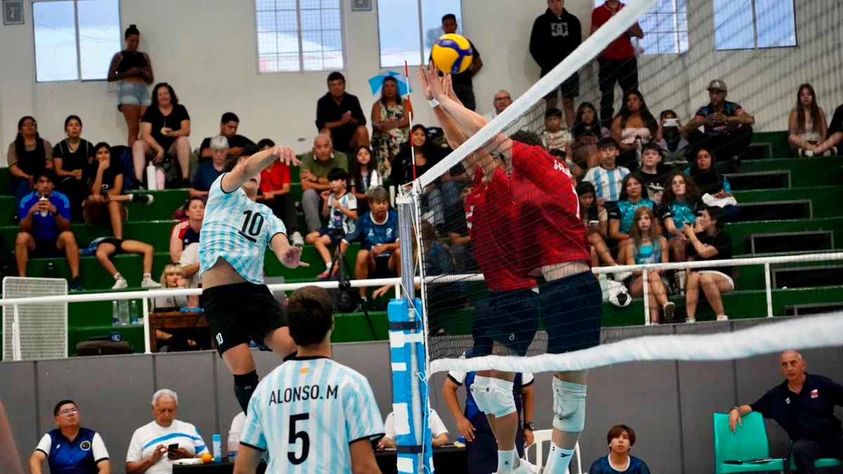 Foto: Comodoro Deportes. El capitán Bianchi, la gran figura de Argentina, rompe el bloqueo chileno para sumar.