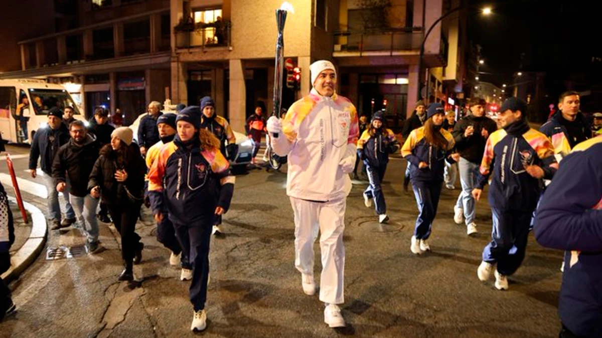 Luis Scola elevó la antorcha olímpica en Varese y la bandera Argentina en la previa de los Juegos Olímpicos de Invierno Milano Cortina 2026 | Foto: X @milanocortina26