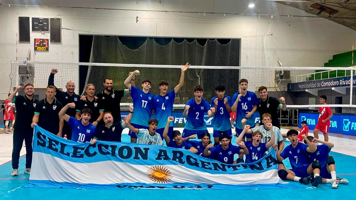 Foto: Comodoro Deportes. Una foto que se hace costumbre en el plantel argentino sobre el mar argentino.