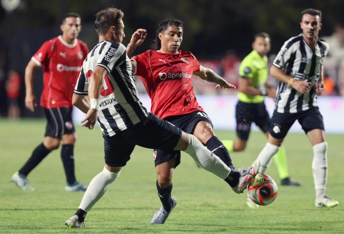 Foto: Luciano Cabral pelea la pelota en la victoria de Independiente ante Wanderers por la Serie del Río de la Plata