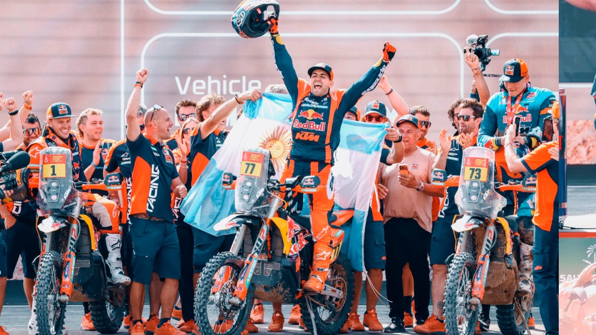 Benavides en el podio del Rally Dakar donde celebró una consagración icónica | Foto: A.S.O.  @fotopbroficial  @marcelommm