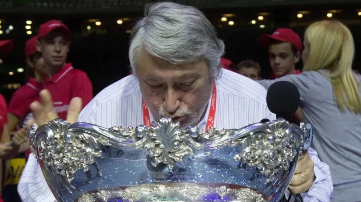 Salatino besa la Copa Davis (Foto: guillermo.edgardo.salatino).