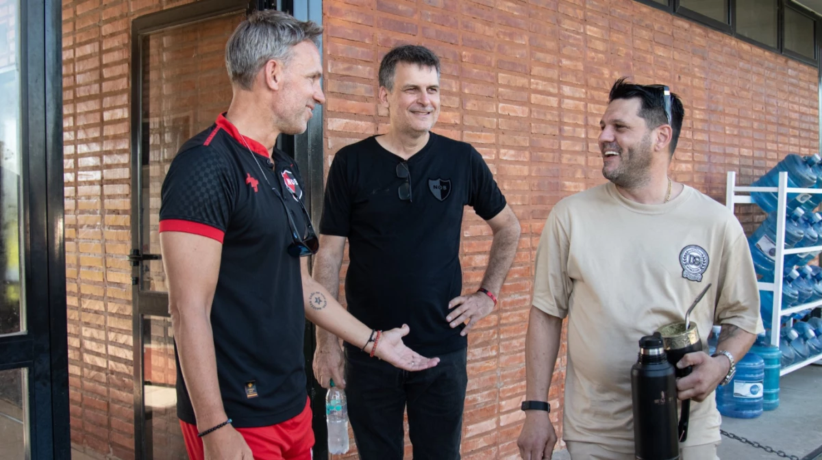 Matías Messi (derecha) junto a Boero y Bernardi (Foto: X@Newells).