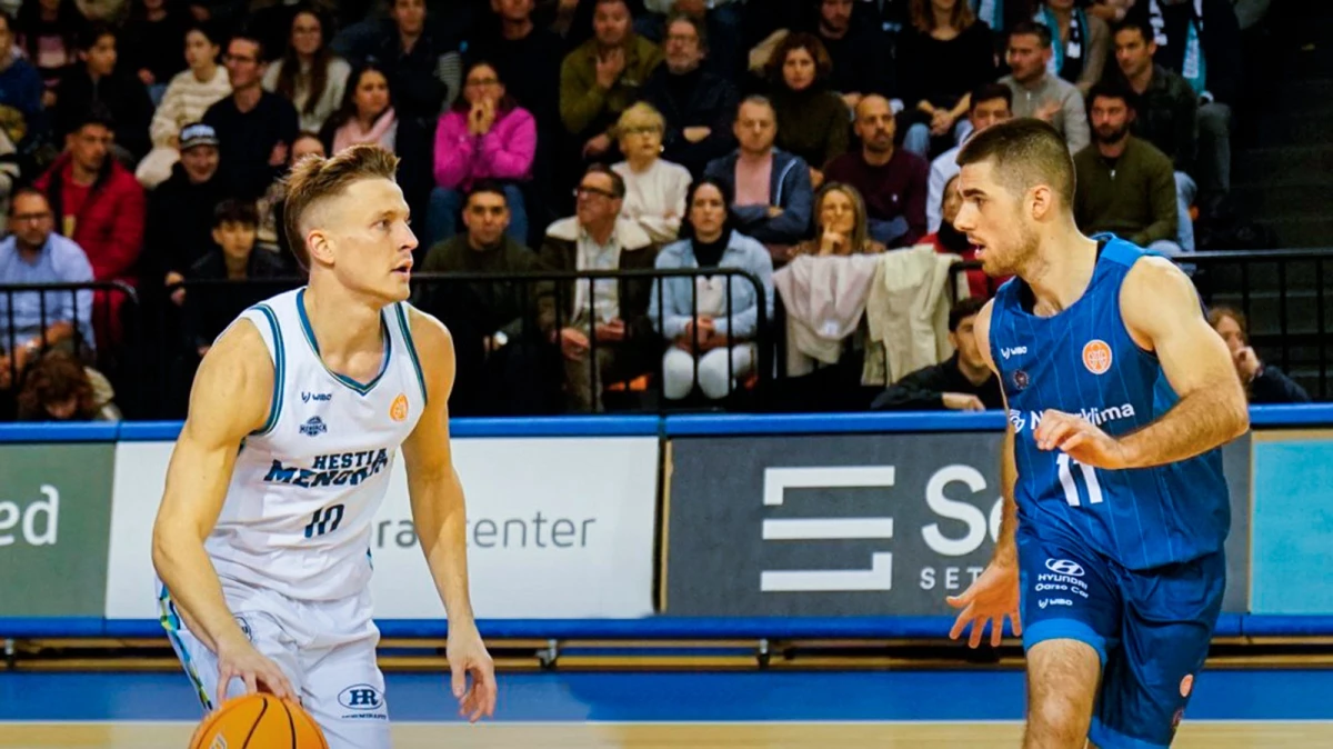 Foto:@BasquetMenorca. El argentino Zurbriggen es amo y señor en el repunte del Basquet Menorca en la segunda división de España