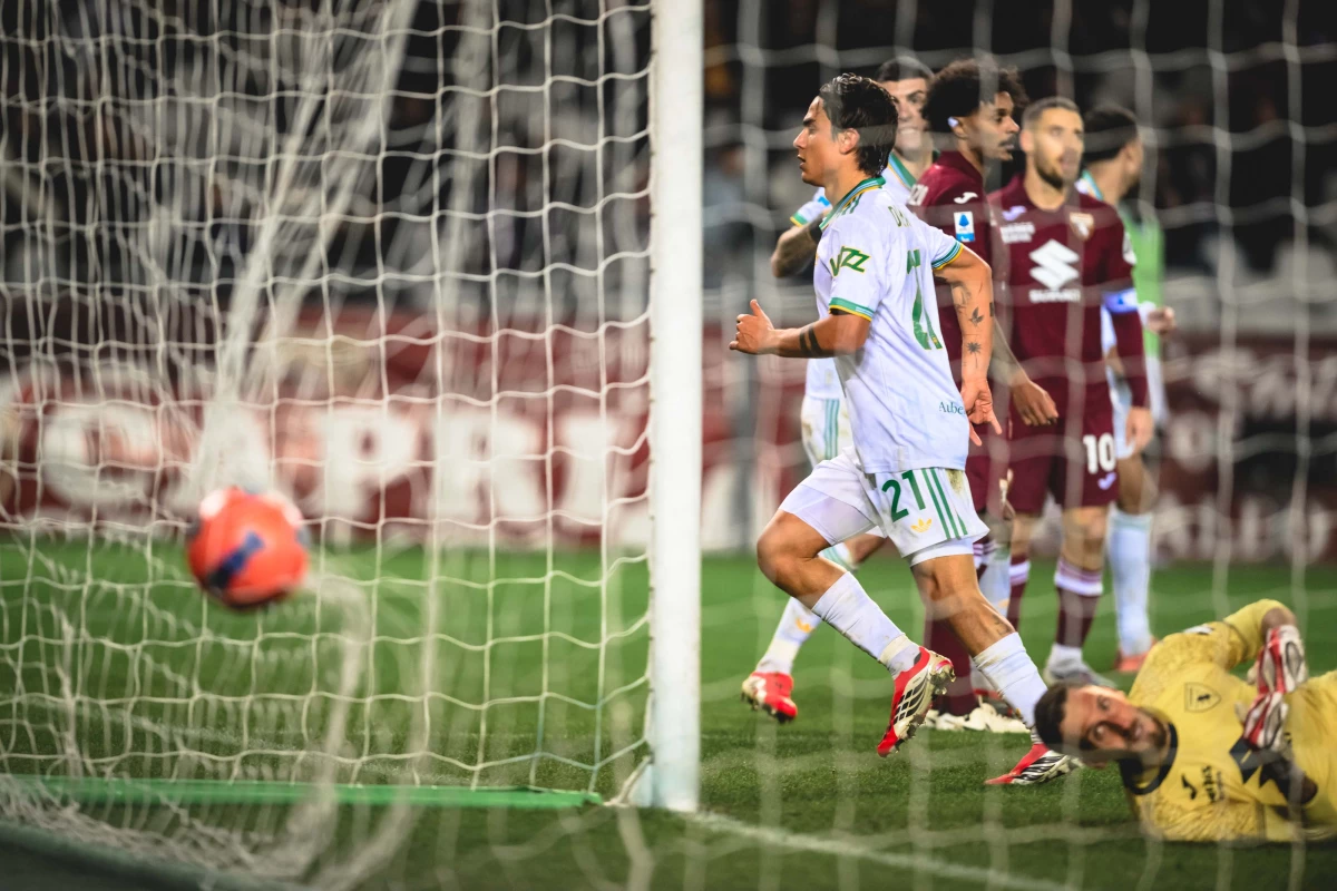 Foto:@OfficialASRoma. El mediapunta del seleccionado argentino ya conectó a la red y marcó el segundo tanto