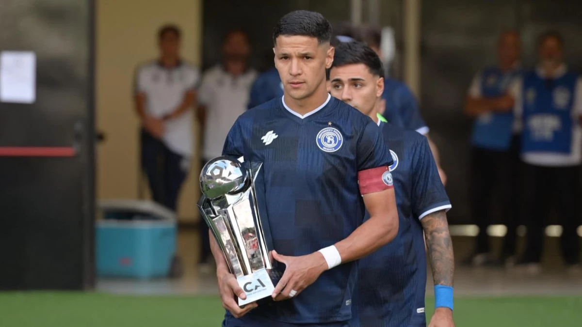 Foto de Copa Argentina. Alex Arce con la Copa Argentina