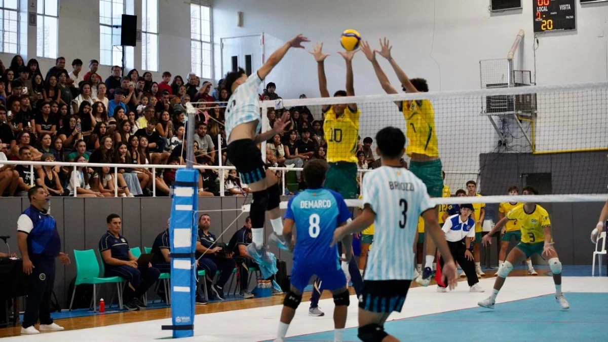 Foto: Comodoro Deportes. En el tercer set, Brasil lo dio vuelta gracias a la altura de su bloqueo y las pelotas rápidas.