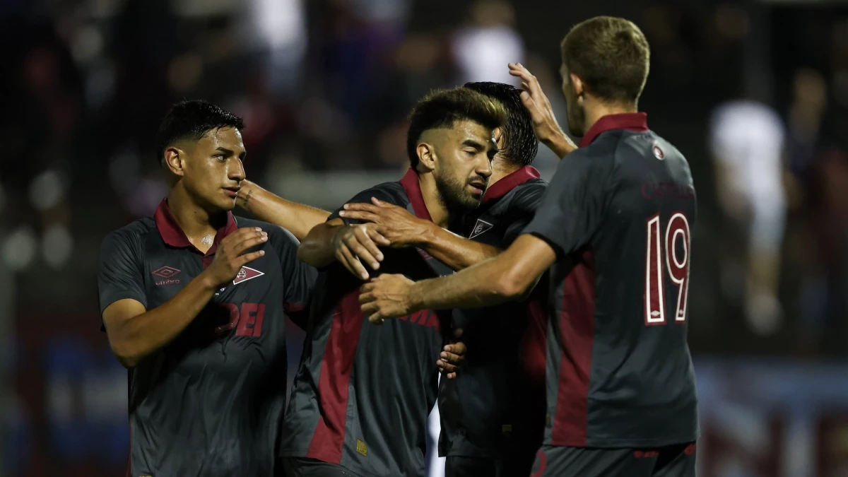 Foto: Marcelino Moreno es agasajado por sus compañeros después de la apilada y el tercer gol que convirtió Lanús a Sarmiento.