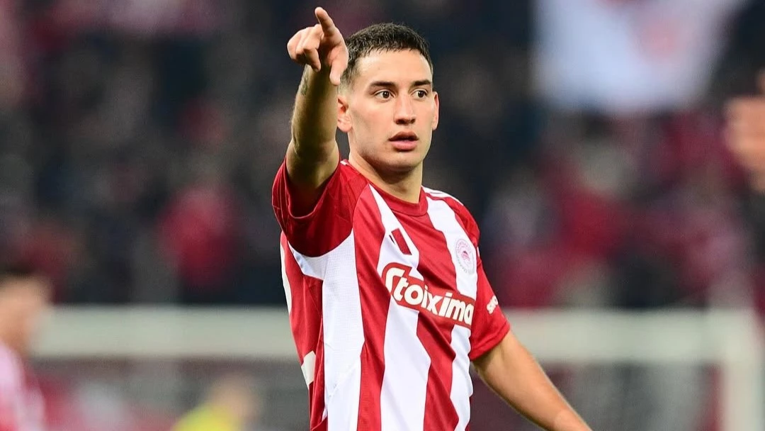 Santi Hezze da indicaciones en la victoria ante Bayer Leverkusen. foto: @olympiacosfc.