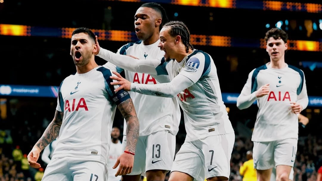 Cuti felicitado por sus compañeros, tras su gol en Champions. foto: @spursofficial.&nbsp;