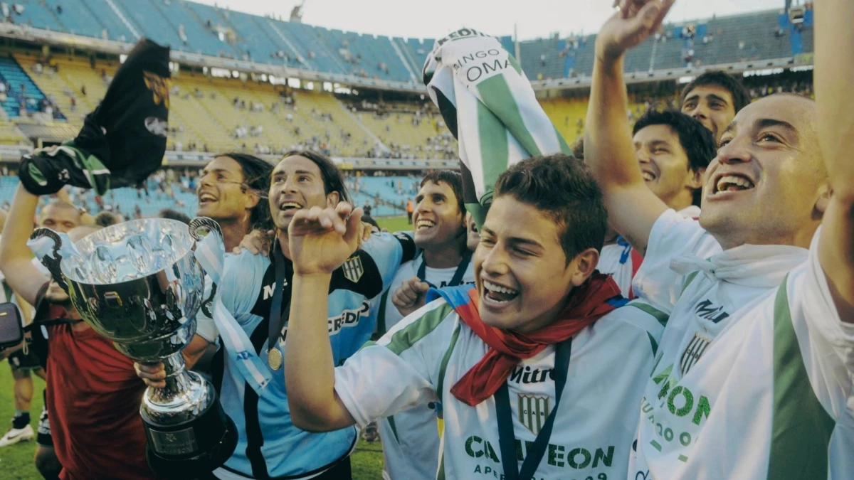 Foto: Cristian Lucchetti, James Rodríguez y Santiago Silva celebran el único título de Banfield en primera división en cancha de Boca