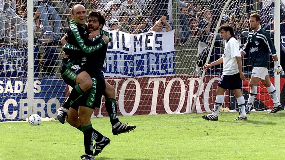 Foto: Banfield, el ídolo “eterno” que llevó de la mano a Banfield al ascenso a primera contra Quilmes en 2001. &nbsp;