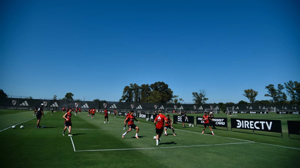 Foto: Prensa River. Los jugadores esta mañana trabajaron con pelota en espacios reducidos livianos. &nbsp;