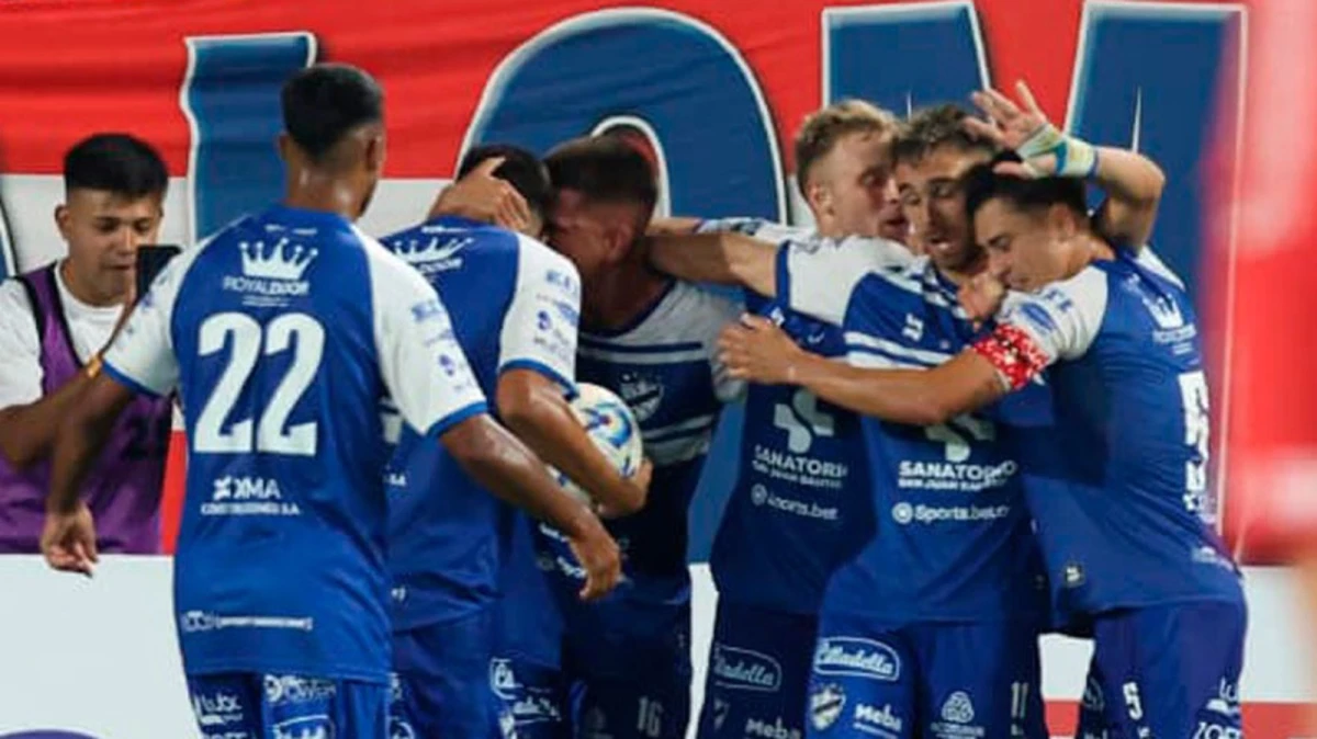 Foto:@CopaArgentina. Midland empató en los 90 minutos y luego eliminó a Argentinos Juniors en los penales (6-5)