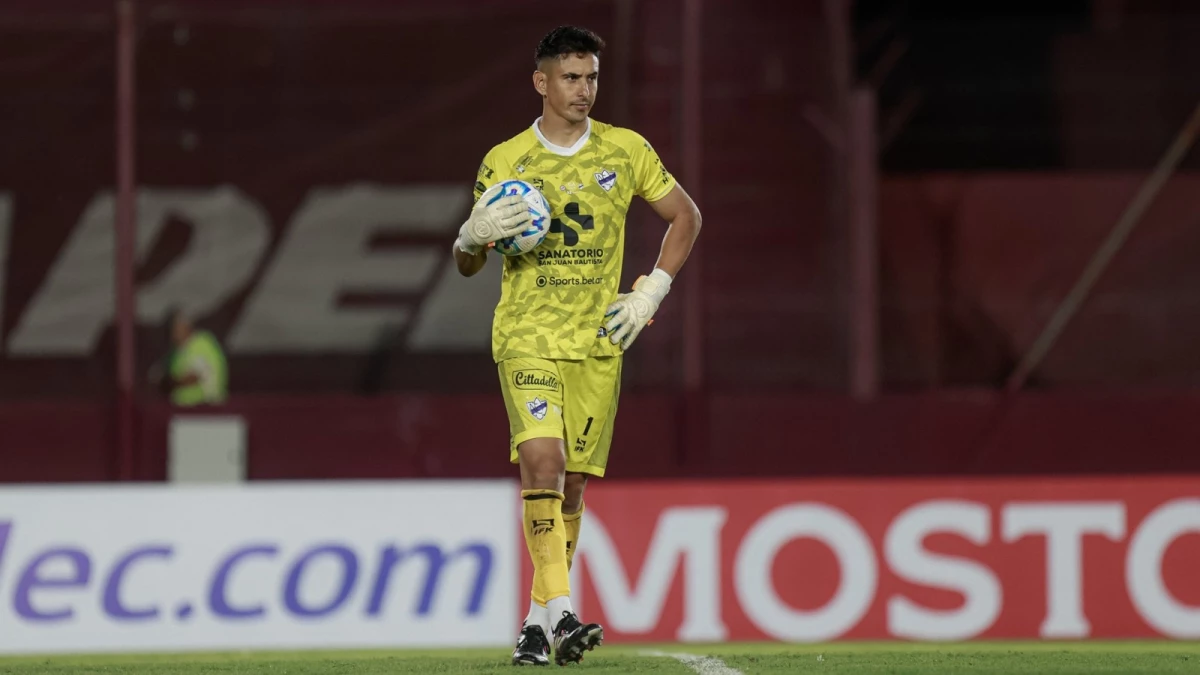 Foto:@CopaArgentina. El arquero de Midland, Mauro Leguiza, fue el héroe de la jornada