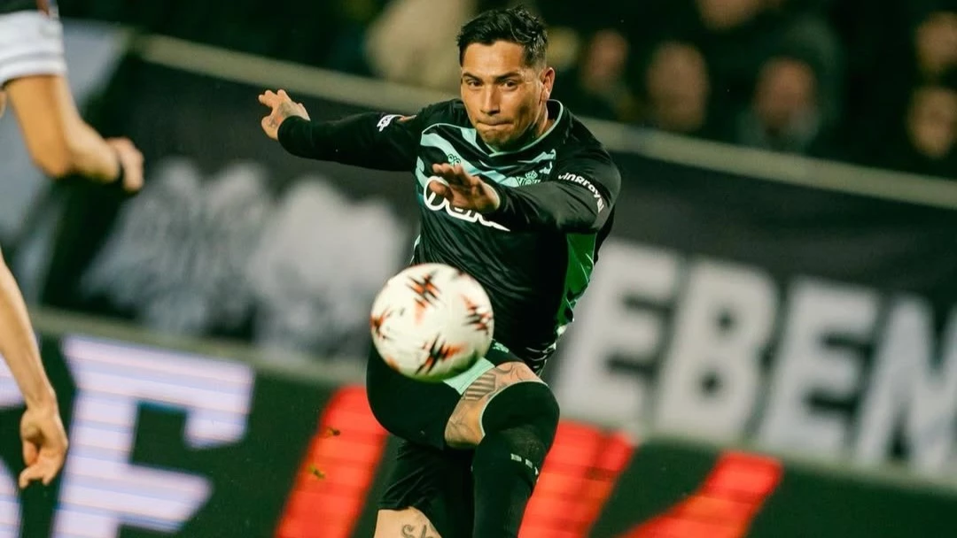 Chimy Avila remate en la derrota de Betis en Grecia. fotos: @realbetisbalompie.