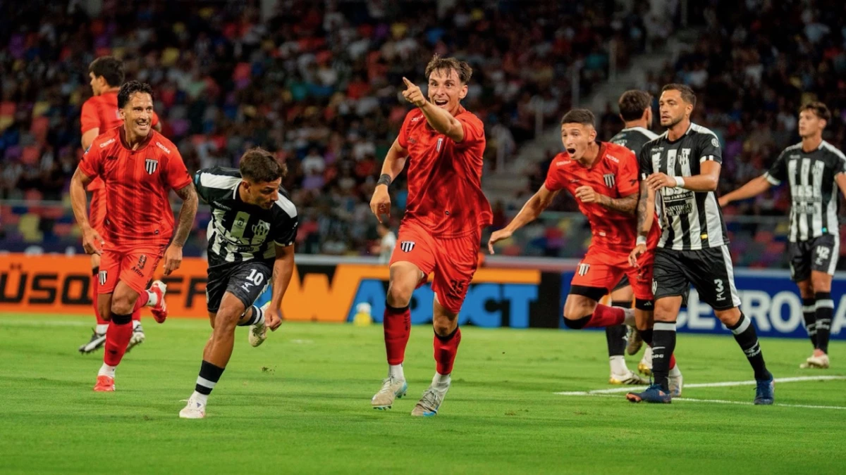 Foto: El debutante ex Boca, Valentino Simoni celebra su gol, el de la victoria de Gimnasia de Mendoza en su regreso a primera.