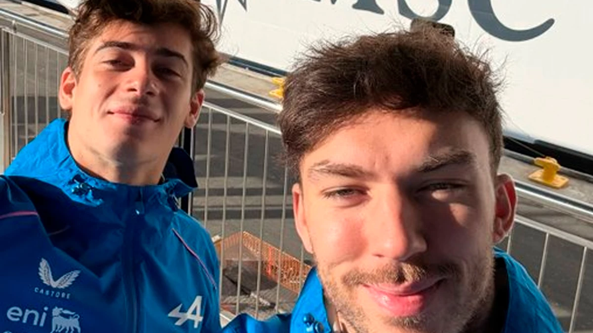Franco Colapinto y su compañero de equipo, el francés Pierre Gasly, en la llegada a la zona del puerto donde arriba de un crucero presentaron el auto para la temporada 2026 | Foto: X @AlpineF1team
