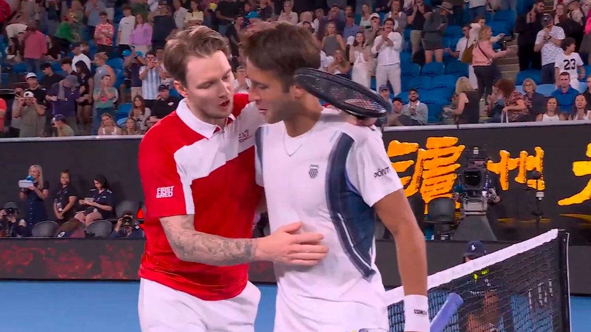 El argentino Tomás Etcheverry fue eliminado ante el zasajo Bublik en el Abierto de Australia | Foto: Captura imagen Tennis TV