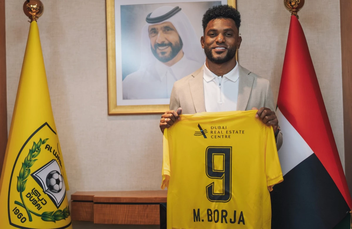 Borja posa con la camiseta del Al Wasl de Emiratos Arabes.