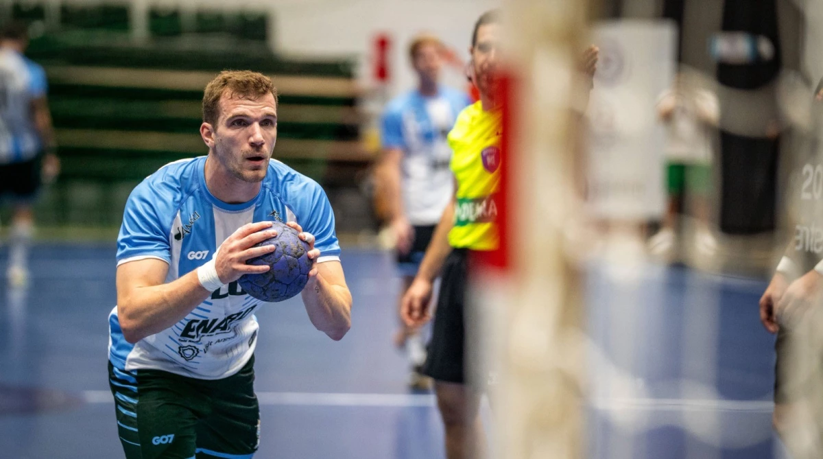 Foto:@CAHandball. Ramiro Martínez, de buena tarea, tiene el balón en sus manos. Victoria de Los Gladiadores