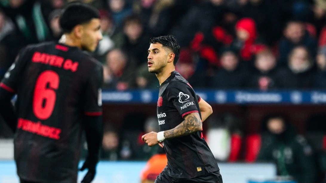 Palacios y Equi Fernández tomando control del mediocampo del Leverkusen (Foto: @bayer04fussball).