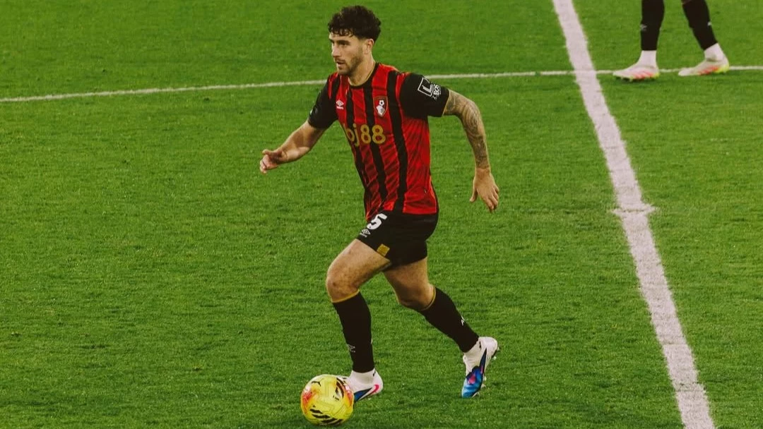Senesi maneja la salida de las &nbsp;Cerezas en la victoria ante Liverpool. foto: @afcb.