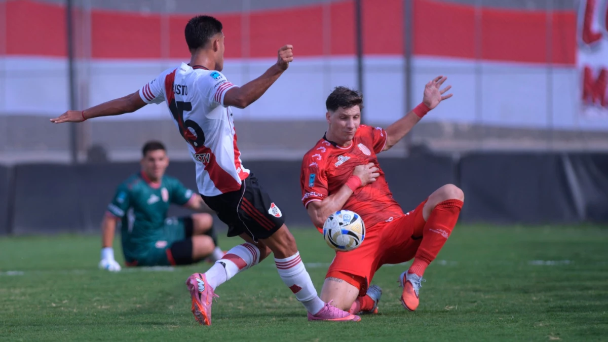 La jugada en la que River reclamó penal (Foto: Julián ÁlvarezContenidos Informativos).