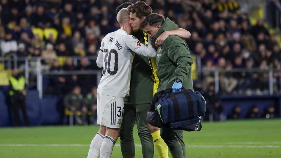 Mastantuono saluda a Foyth cuando este se retiraba lesionado. Foto: @laliga.