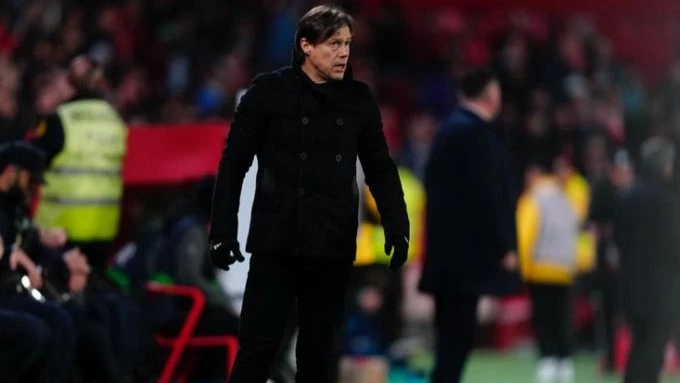 Almeyda abrigado en la alentadora victoria de Sevilla. foto: @sevillafc.
