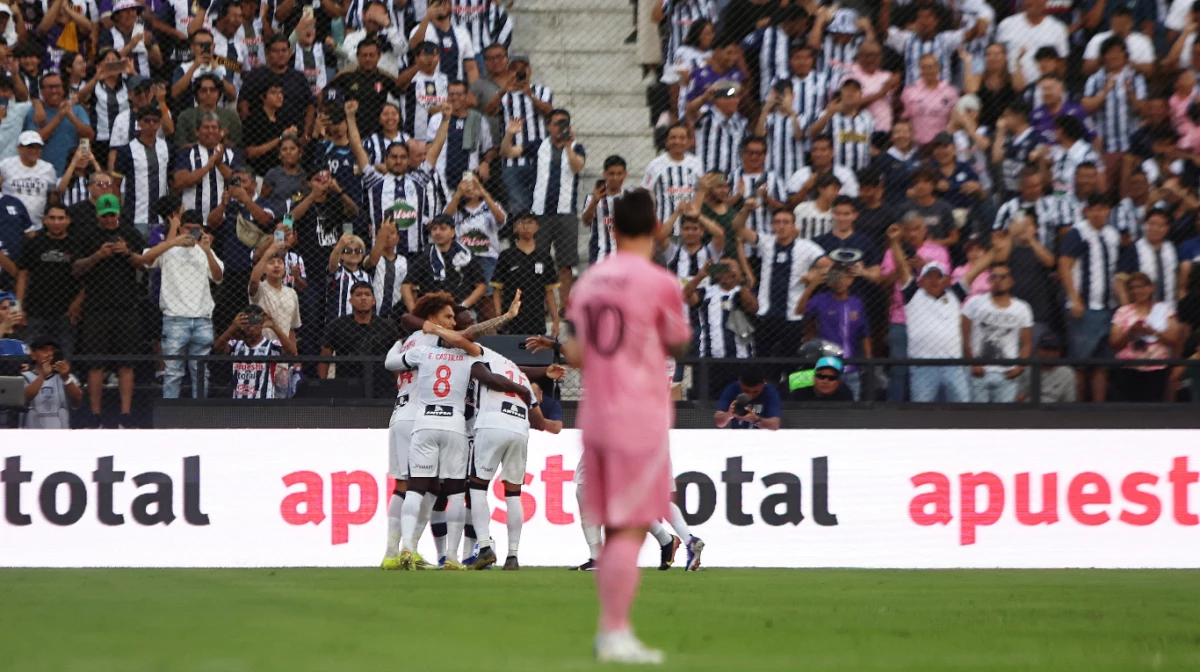 Messi contempla el festejo de un gol anotado por Paolo Guerrero