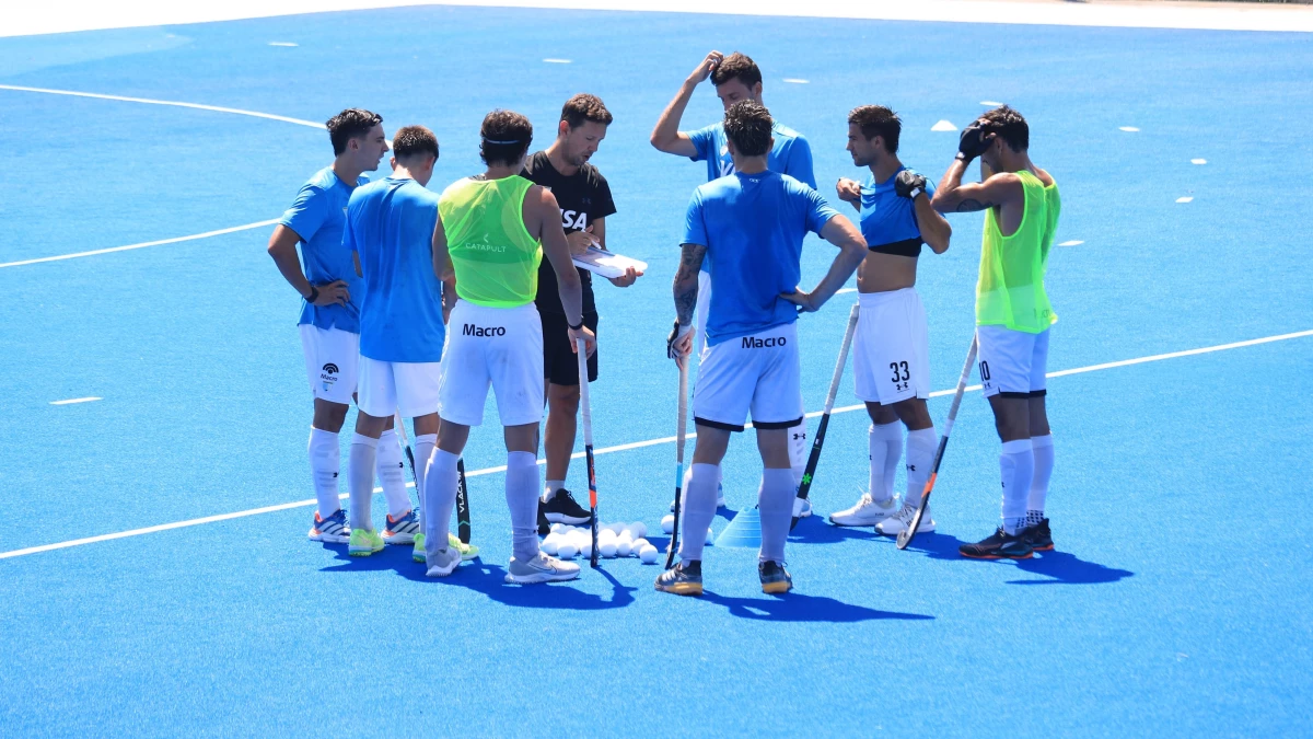 Lucas Rey asigna tareas en un entrenamiento de los Leones. foto: @cah.