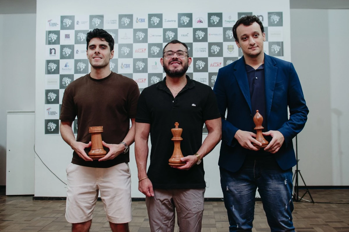 Foto: Floripa Chess 2026. El GM brasileño André Diamant (centro) resultó el campeón del certamen jugado en Florianópolis