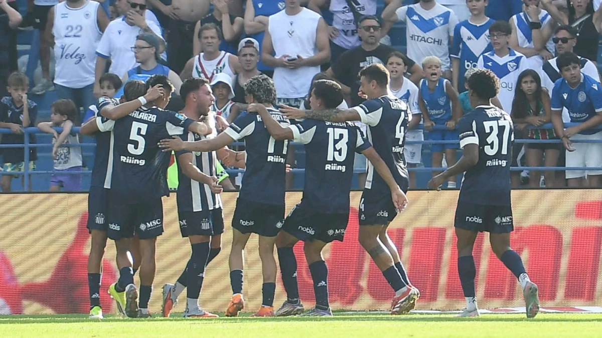Foto: Alfredo Luna. Festejo de gol de Talleres, tras el cabezazo nítido de Schott, en el primer tiempo