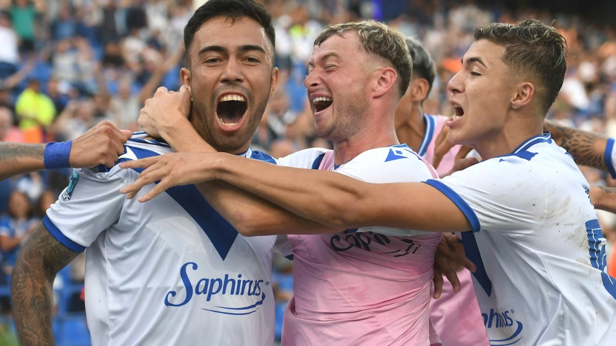 Foto: Alfredo Luna. El festejo de Joaquín García, tras convertir el segundo tanto, para un Vélez que ganó en Liniers y es puntero