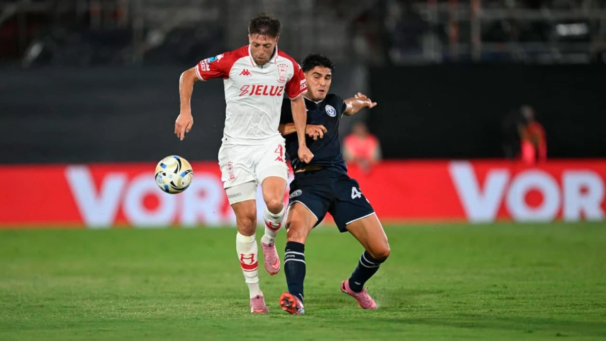Iván Villalba lucha con Federico Vera en un pasaje de la victoria de la Lepra mendocina. Fotos de Fernando Gens (Contenidos Informativos).
