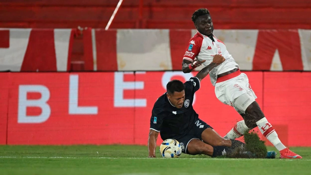 El ecuatoriano Jordy Caicedo lucha con Leonardo Costa, defensor de los mendocinos. foto: @fernandogens.