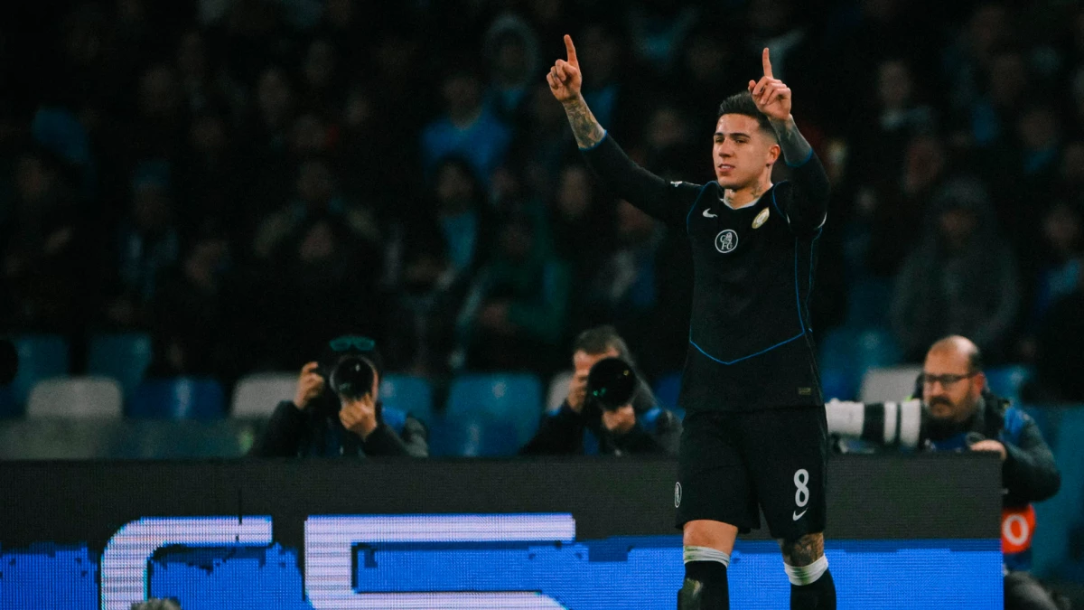 Enzo festeja su gol en el estadio Diego Maradona de Napoles. foto: @chelseafc.